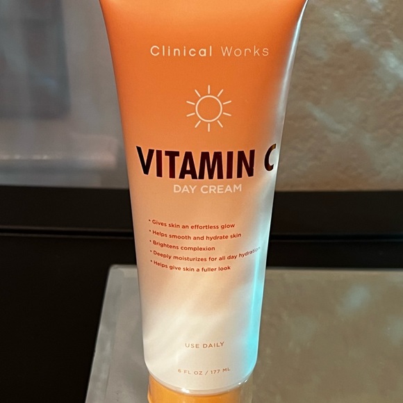 Clinical Works VITAMIN C Day Cream deeply moisturizer and brightens complexion. - Picture 3 of 7